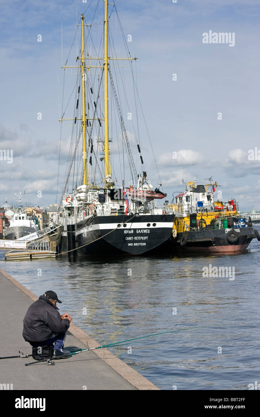 Pescatore all'argine del fiume Neva San Pietroburgo Russia Foto Stock