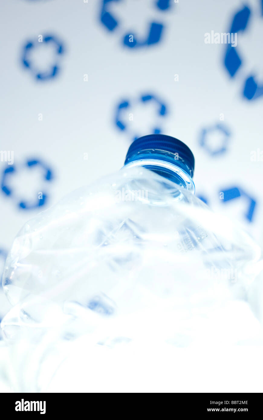 Flacone di plastica su sfondo blu con icona di riciclo Foto Stock