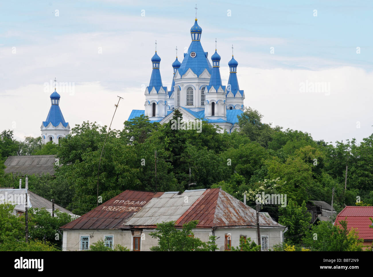 Vista della chiesa sopra le case, Kamyanets-Podilsky, Podillya, Ucraina Foto Stock