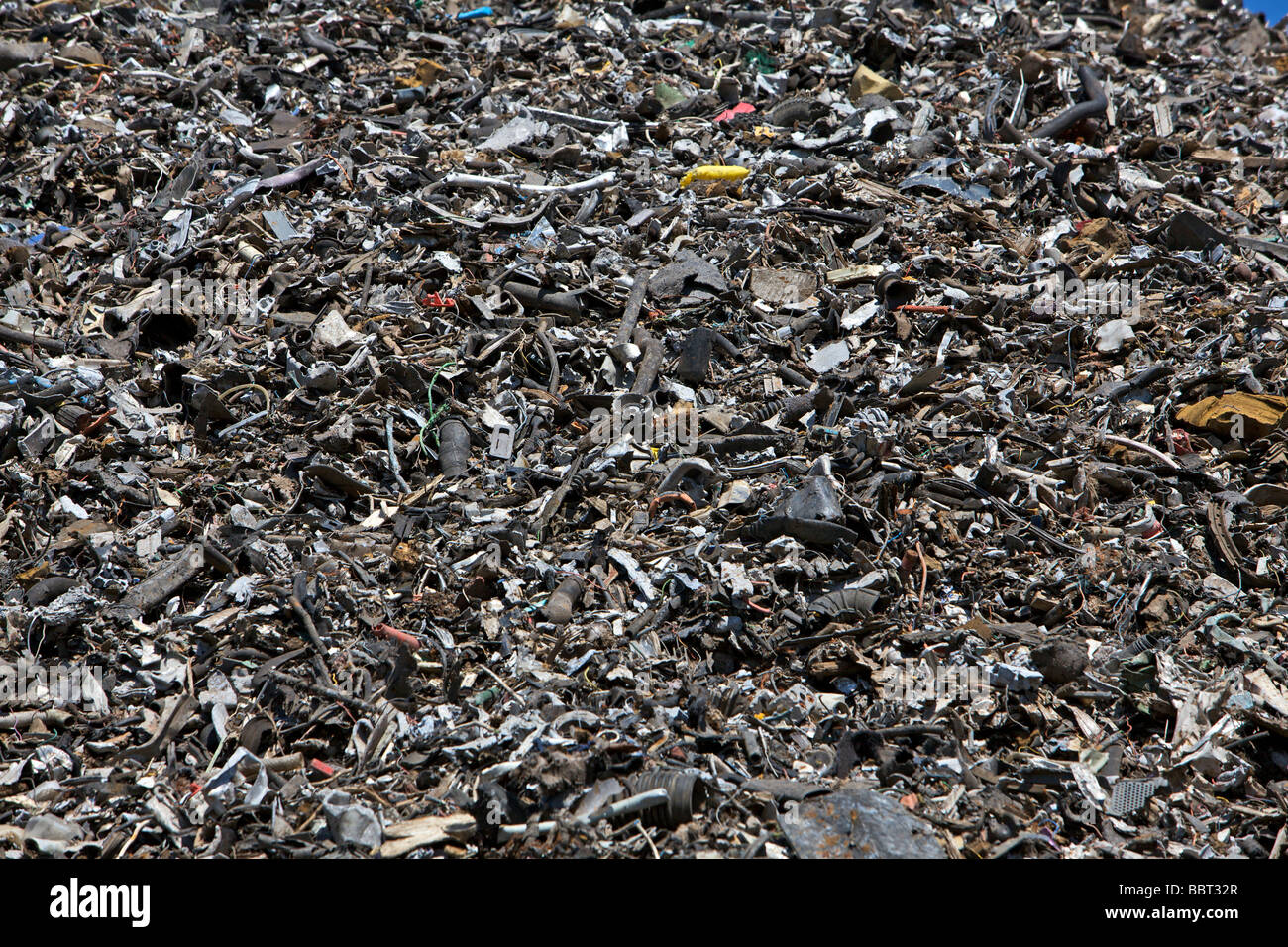 Un mucchio di prodotti trasformati a base di metalli di scarto in un centro di riciclaggio Foto Stock