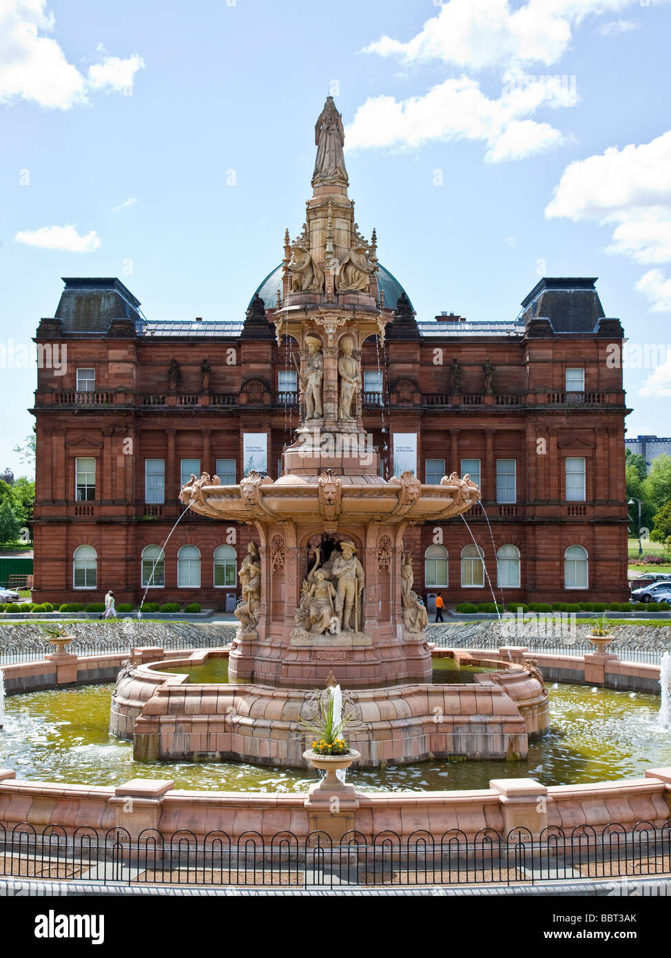 La fontana Doulton, stando in piedi in Glasgow Green, di fronte i popoli' Palace. Foto Stock
