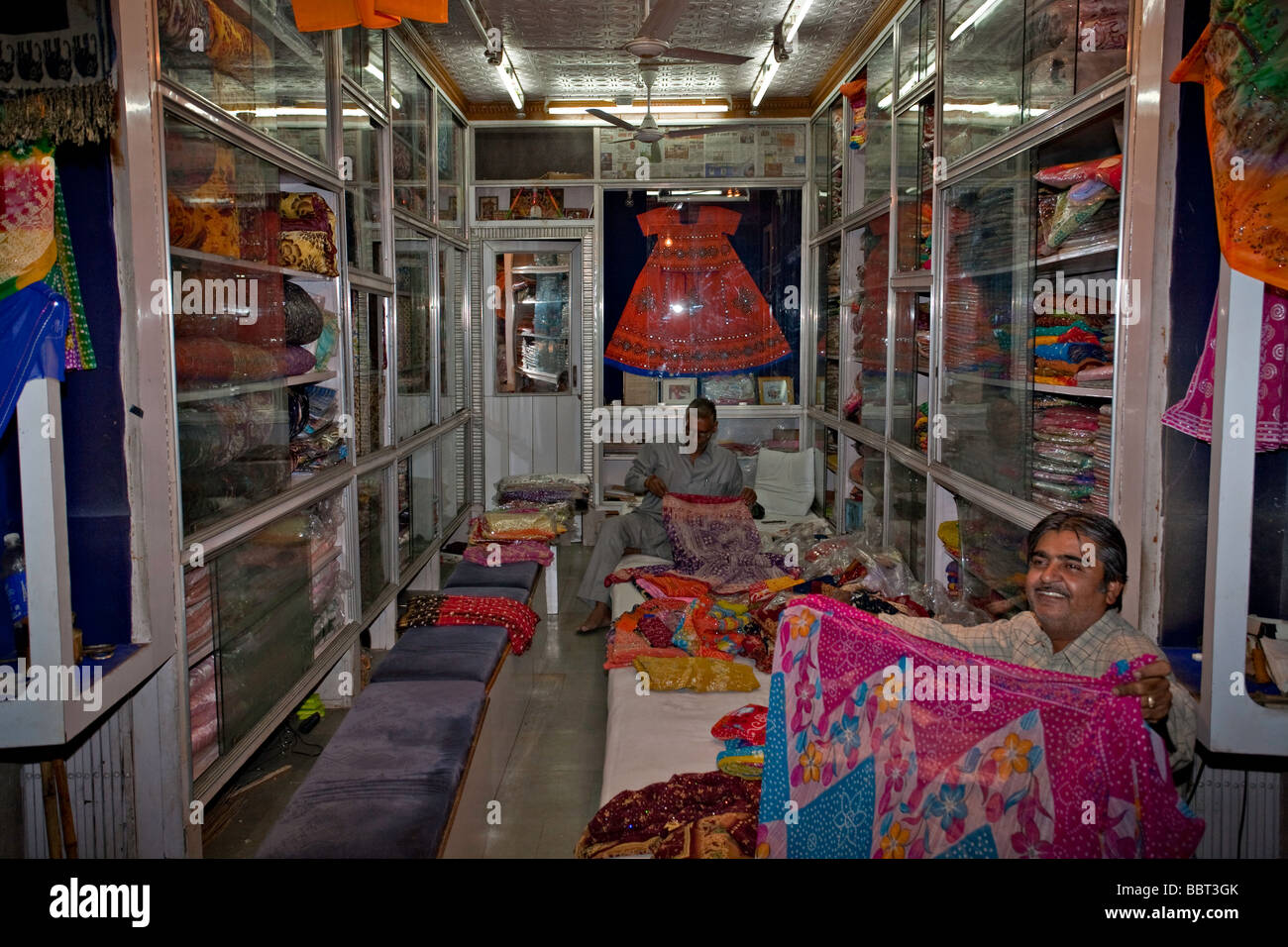 Sari store al Johari Bazaar, la Vecchia Delhi, India, Asia Foto Stock