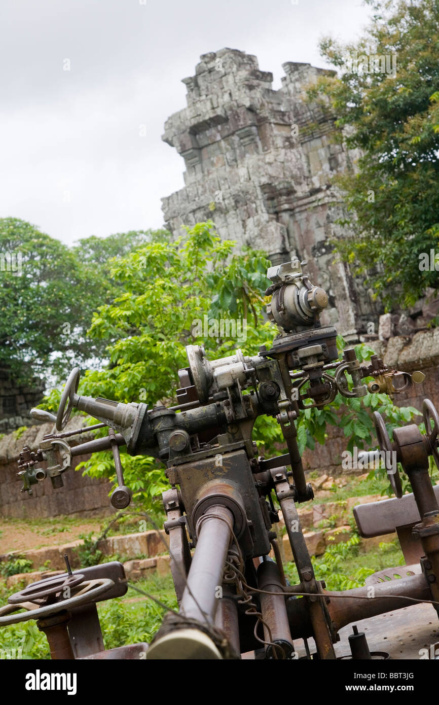 Pistola di artiglieria al tempio antico sito di Phnom Bok - Siem Reap, Cambogia Foto Stock