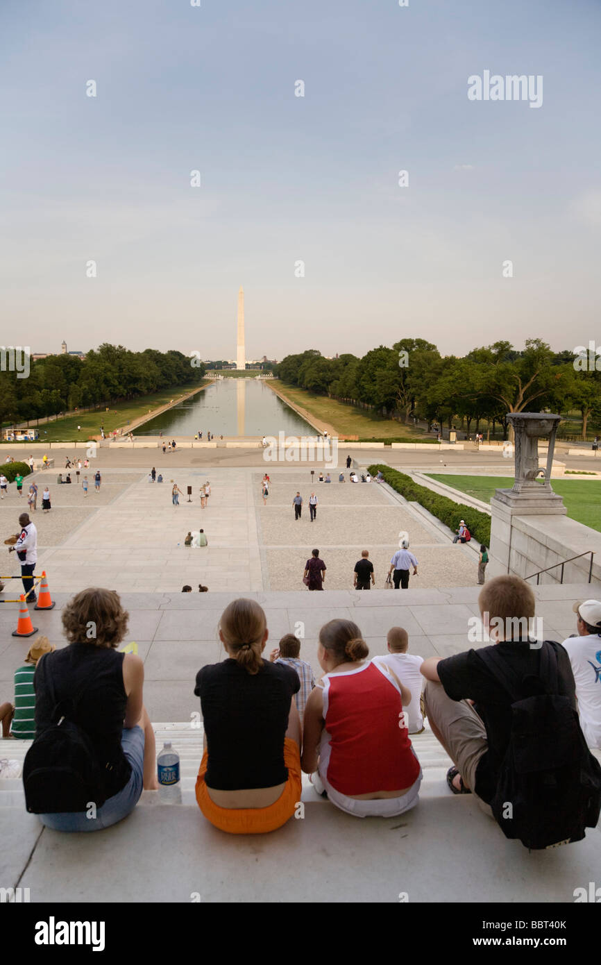 I visitatori che desiderano al Washington Memorial e la piscina riflettente dai gradini del Lincoln Memorial a Washington DC, Stati Uniti d'America Foto Stock