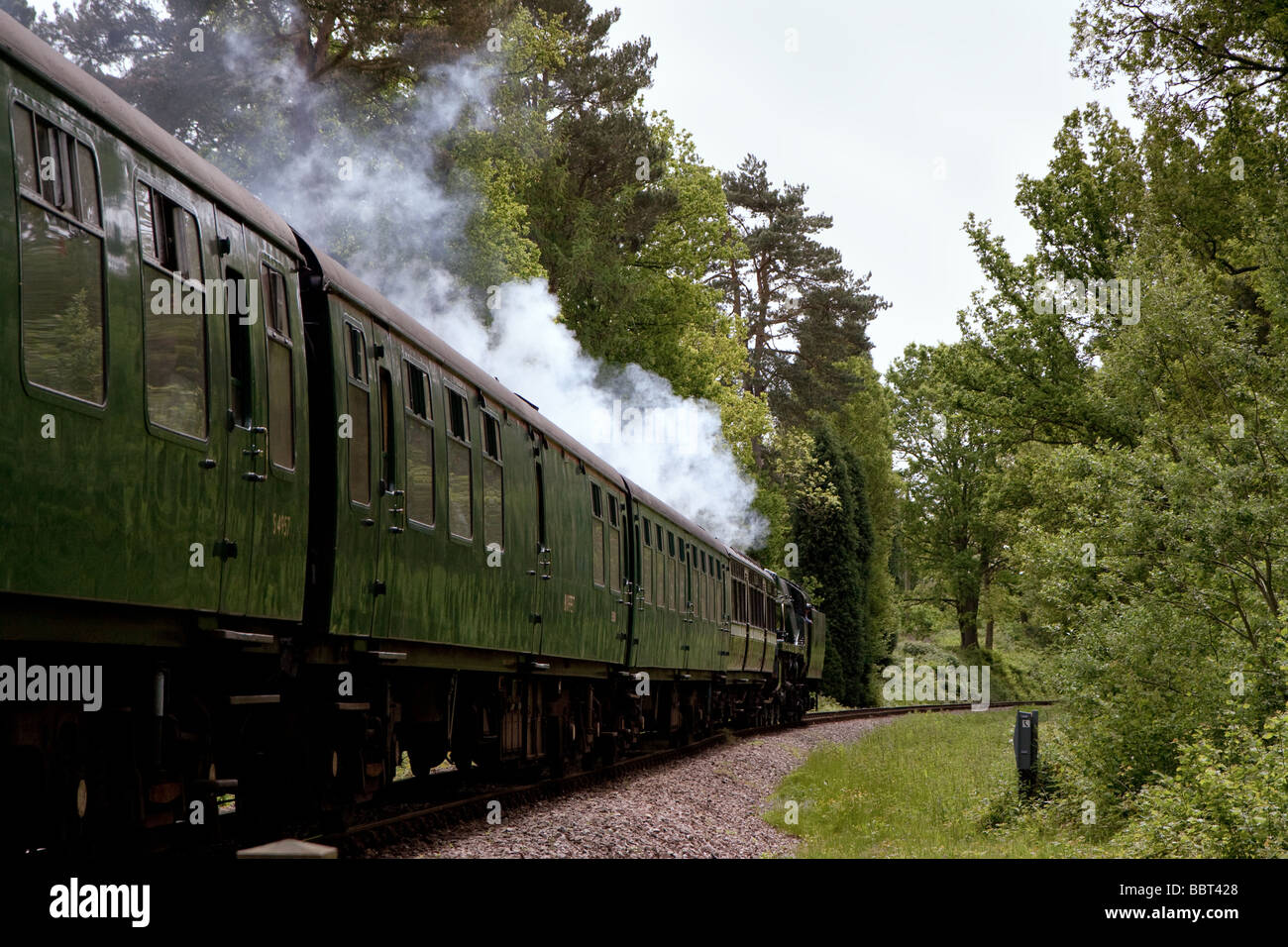 Ricostruito luce Bulleid Pacific n. 34059 locomotiva a vapore nei pressi di Kingscote Station Foto Stock