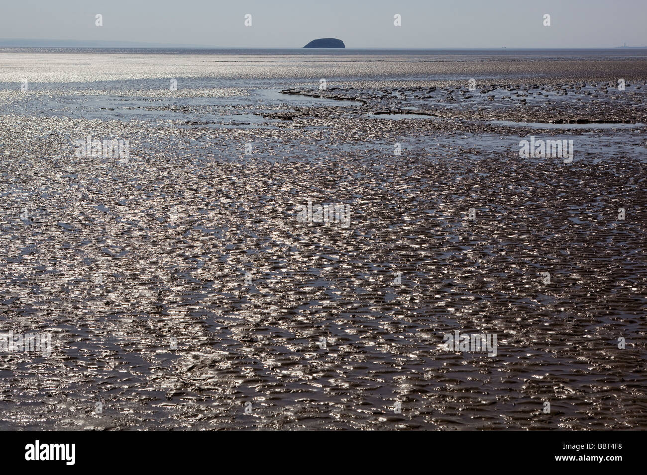 Vista di Steep Holm isola dalla spiaggia di Weston Super Mare Somerset Inghilterra Foto Stock