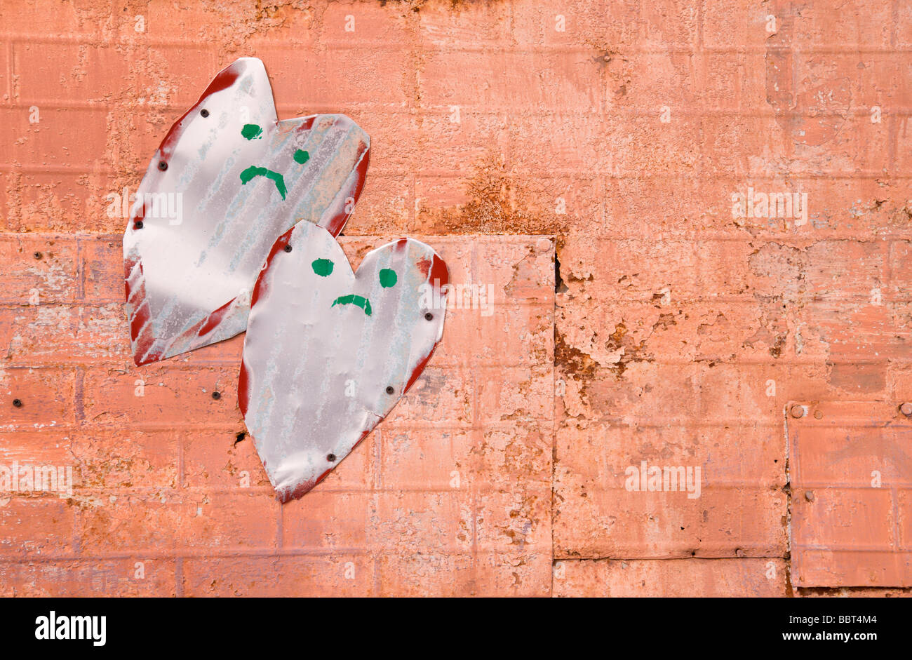 Il cuore spezzato montato su una parete di stagno visto in Carrizozo, Nuovo Messico. Foto Stock