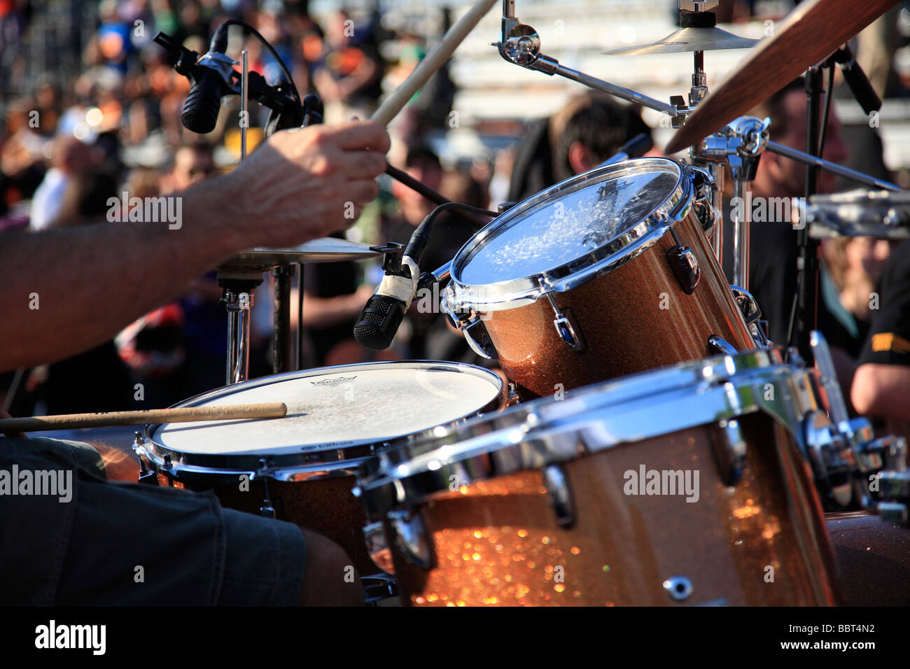 Musicisti rock a suonare in un concerto dal vivo Foto Stock