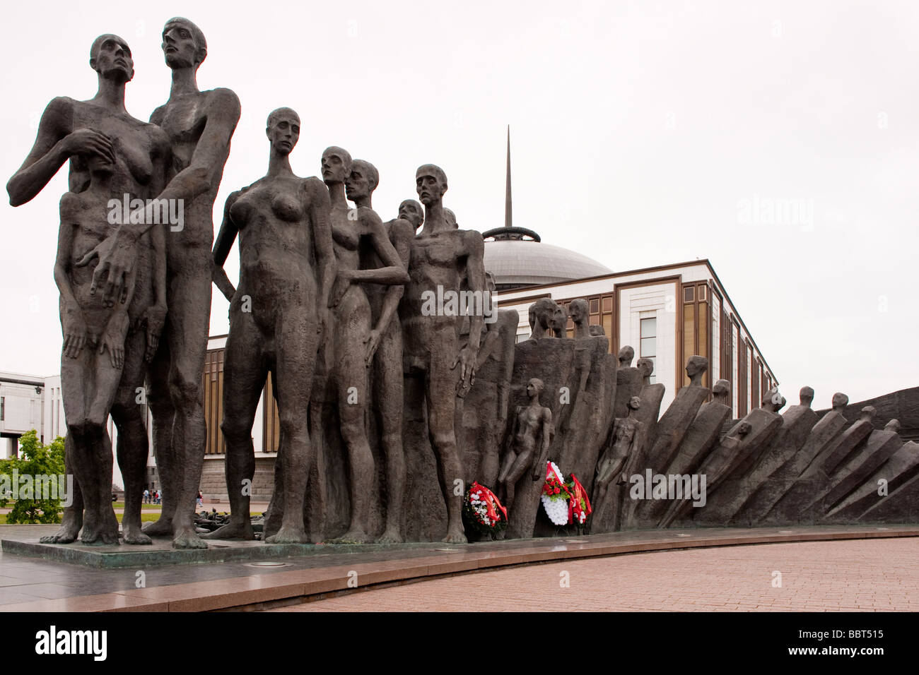 Il Memoriale Dell Olocausto Scultura Tragedia Delle Nazioni E Il Museo Della Grande Guerra Patriottica Al Park Pobedy Il Parco Della Vittoria La Collina Poklonnaya Mosca Russia Foto Stock Alamy