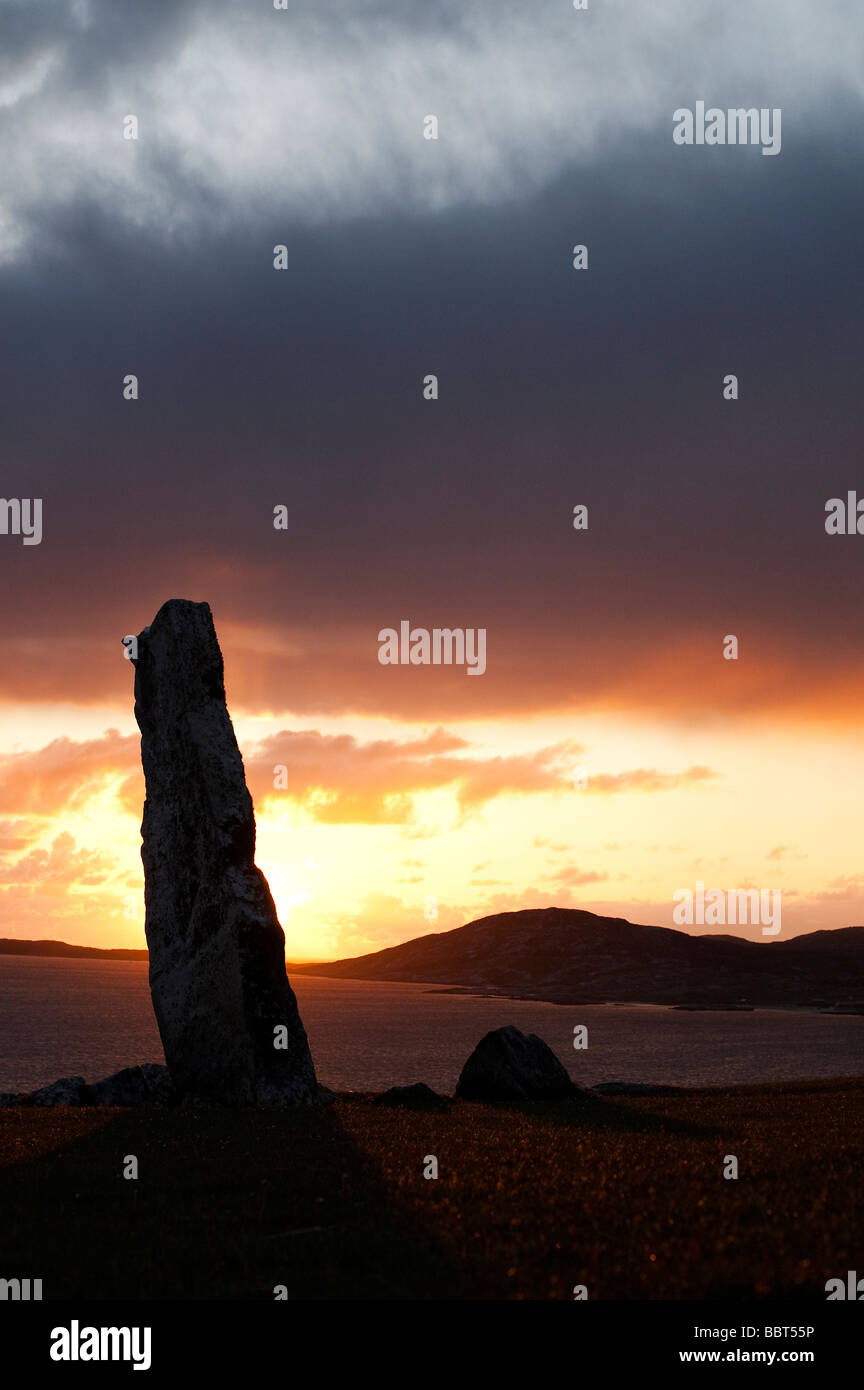 Mcleods pietra permanente sunset silhouette, guardando oltre il suono di Taransay, Isle of Harris, Ebridi Esterne, Scozia Foto Stock