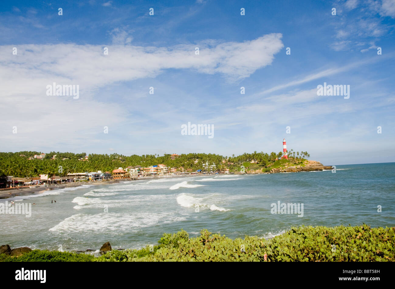 Kovalam Beach vista con light house come sfondo, India Foto Stock