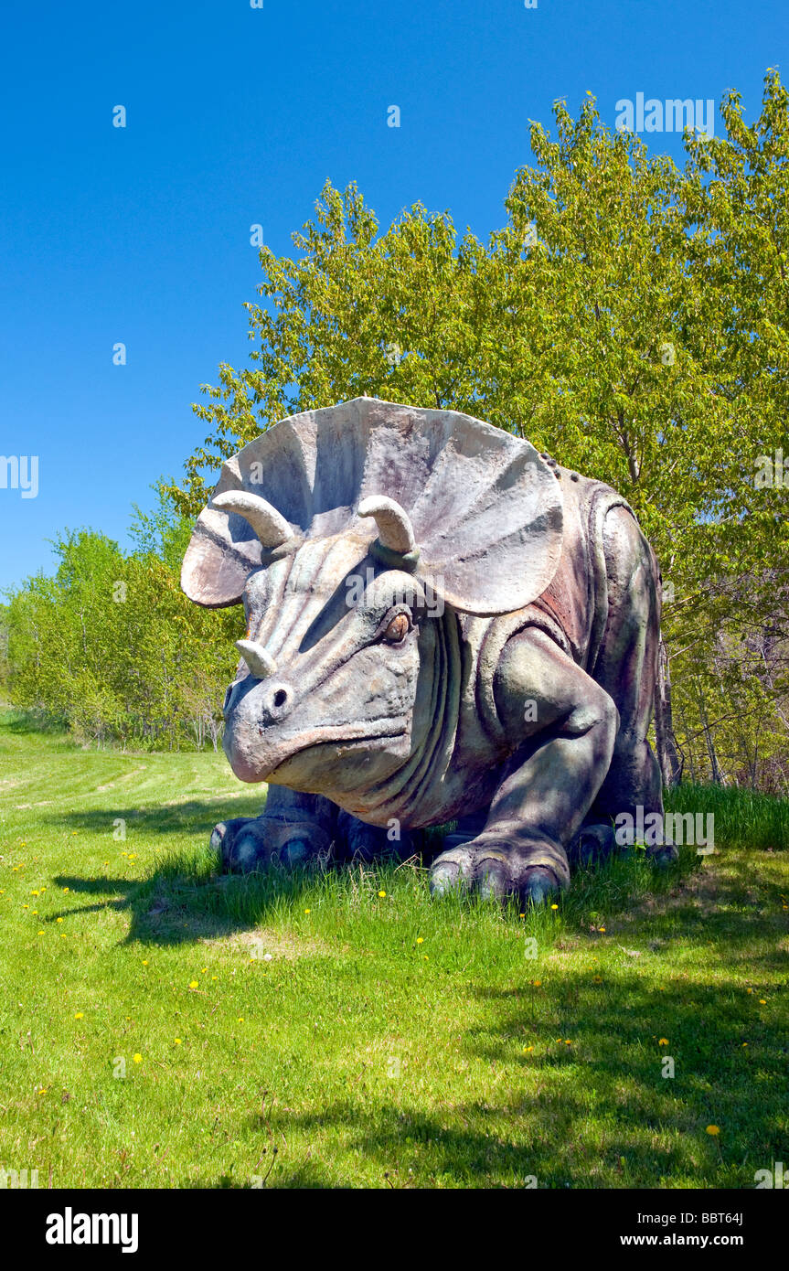 Una scultura di dinosauri in una radura della bussola vicino Oriente Braintree, Manitoba, Canada. Foto Stock