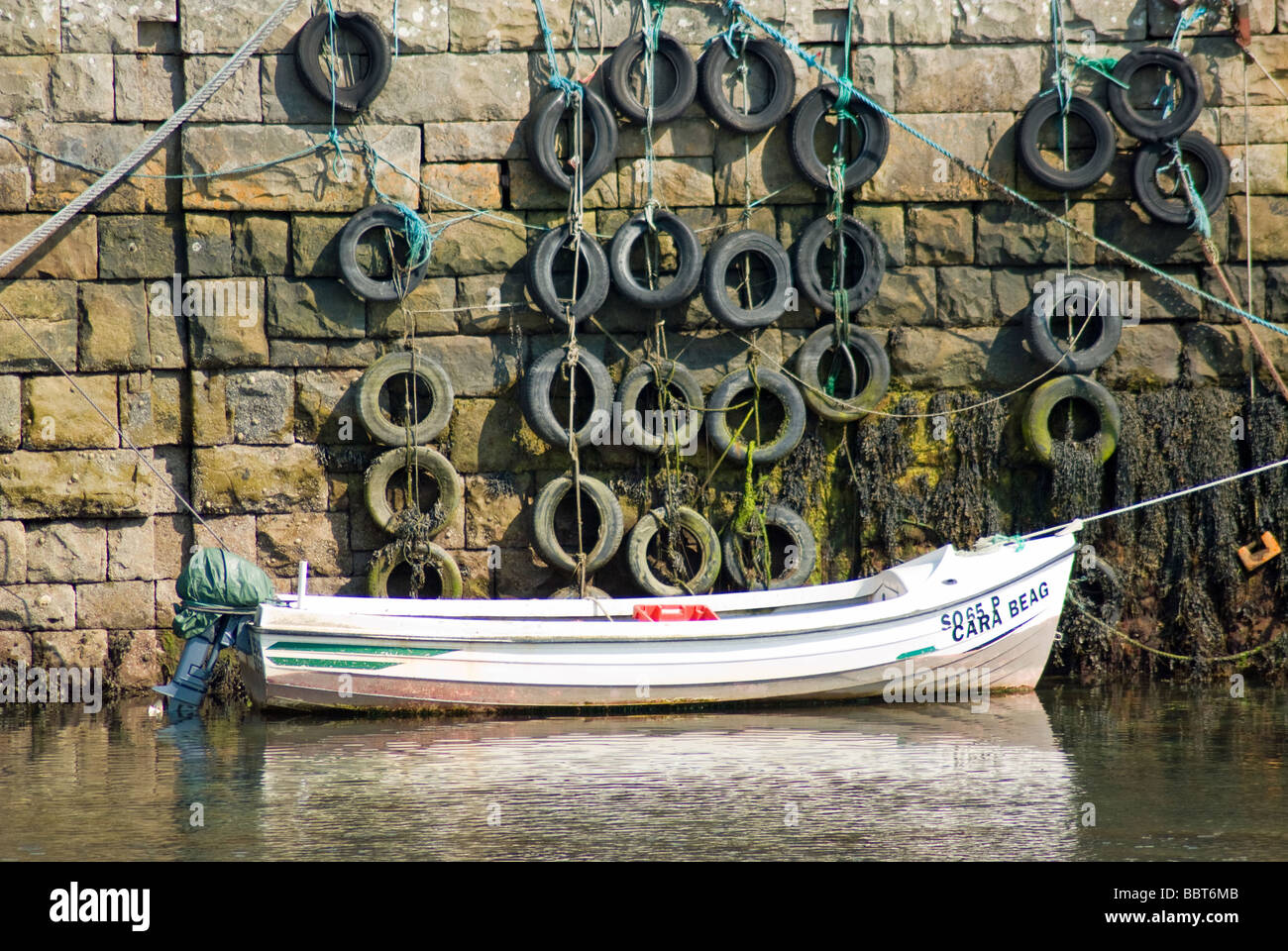 Una piccola barca ormeggiata in porto Mullaghmore, nella contea di Sligo, Irlanda Foto Stock