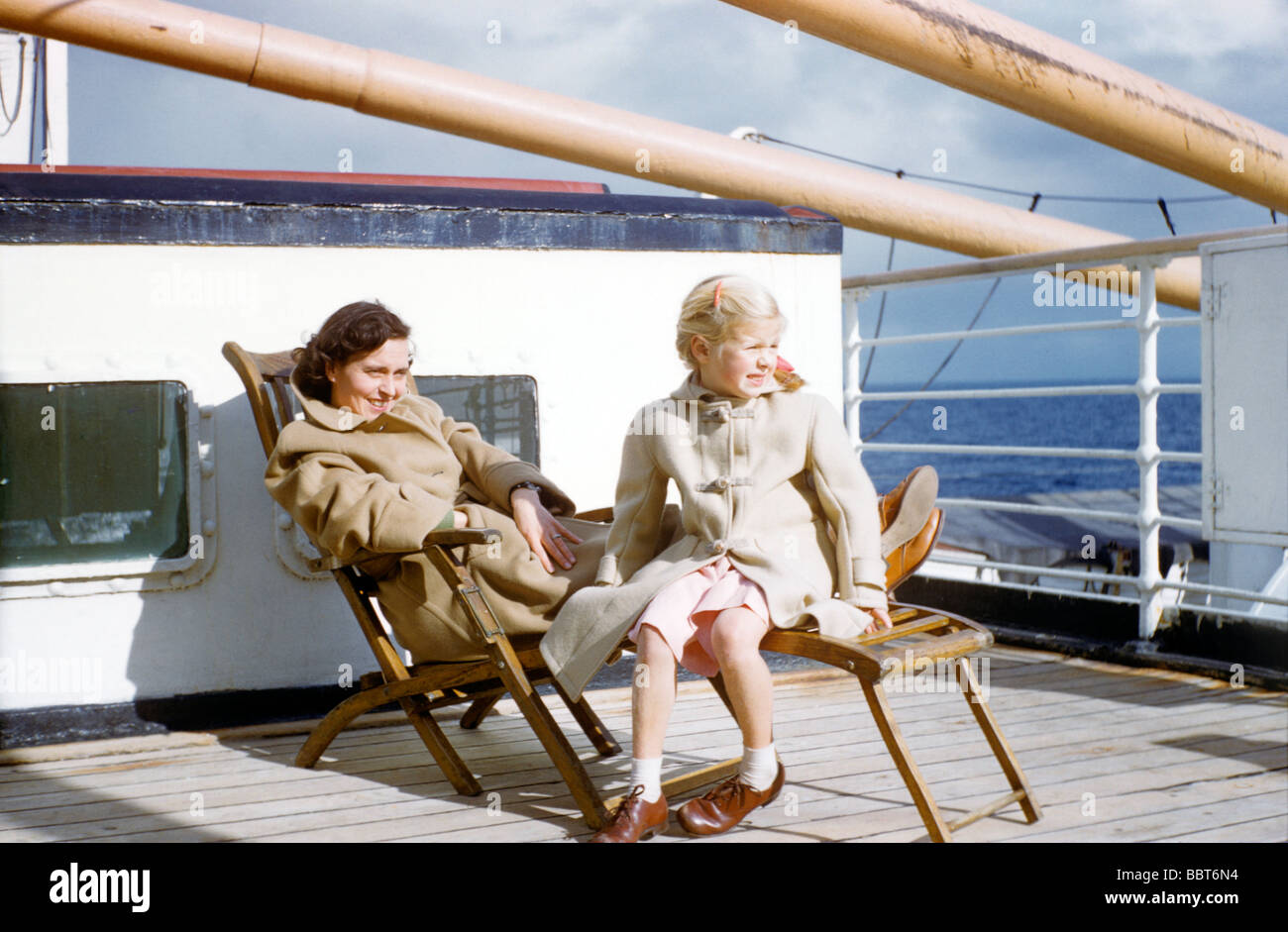 Madre e figlia di lasciare a bordo di ocean liner per l'America 1955 Foto Stock