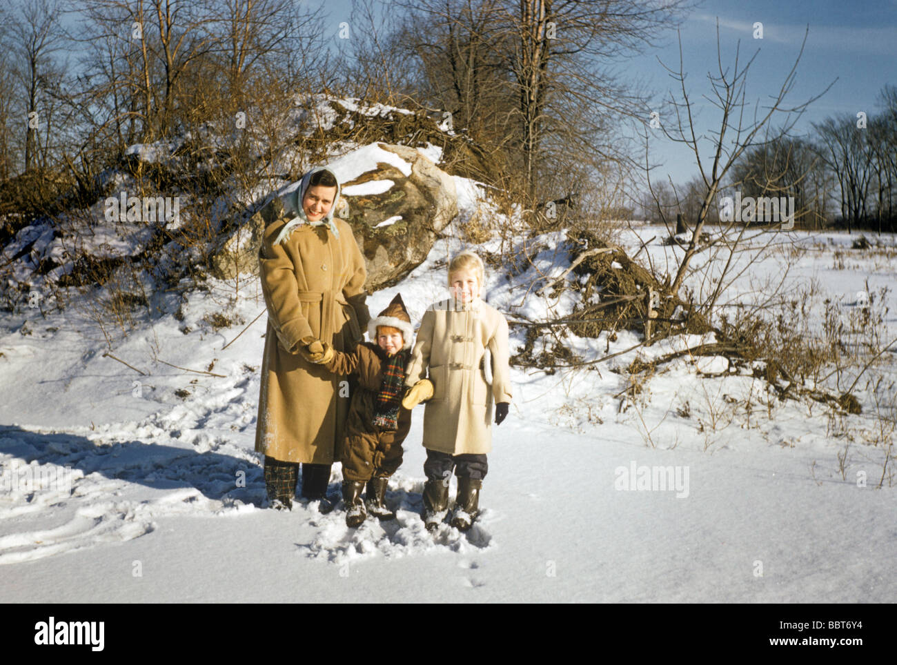 Una giovane famiglia gode della neve invernale, Canada 1955 Foto Stock