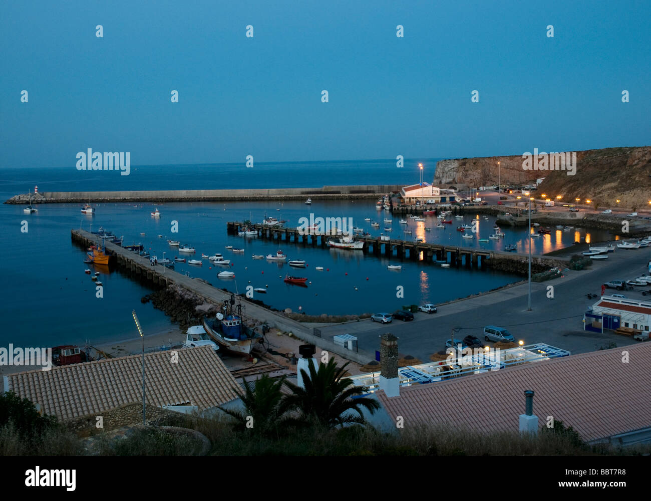 Sagres porto, in Algarve occidentale, al crepuscolo Foto Stock