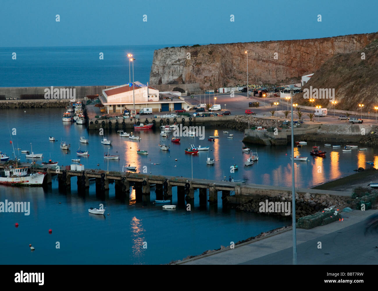 Sagres porto, in Algarve occidentale, al crepuscolo Foto Stock