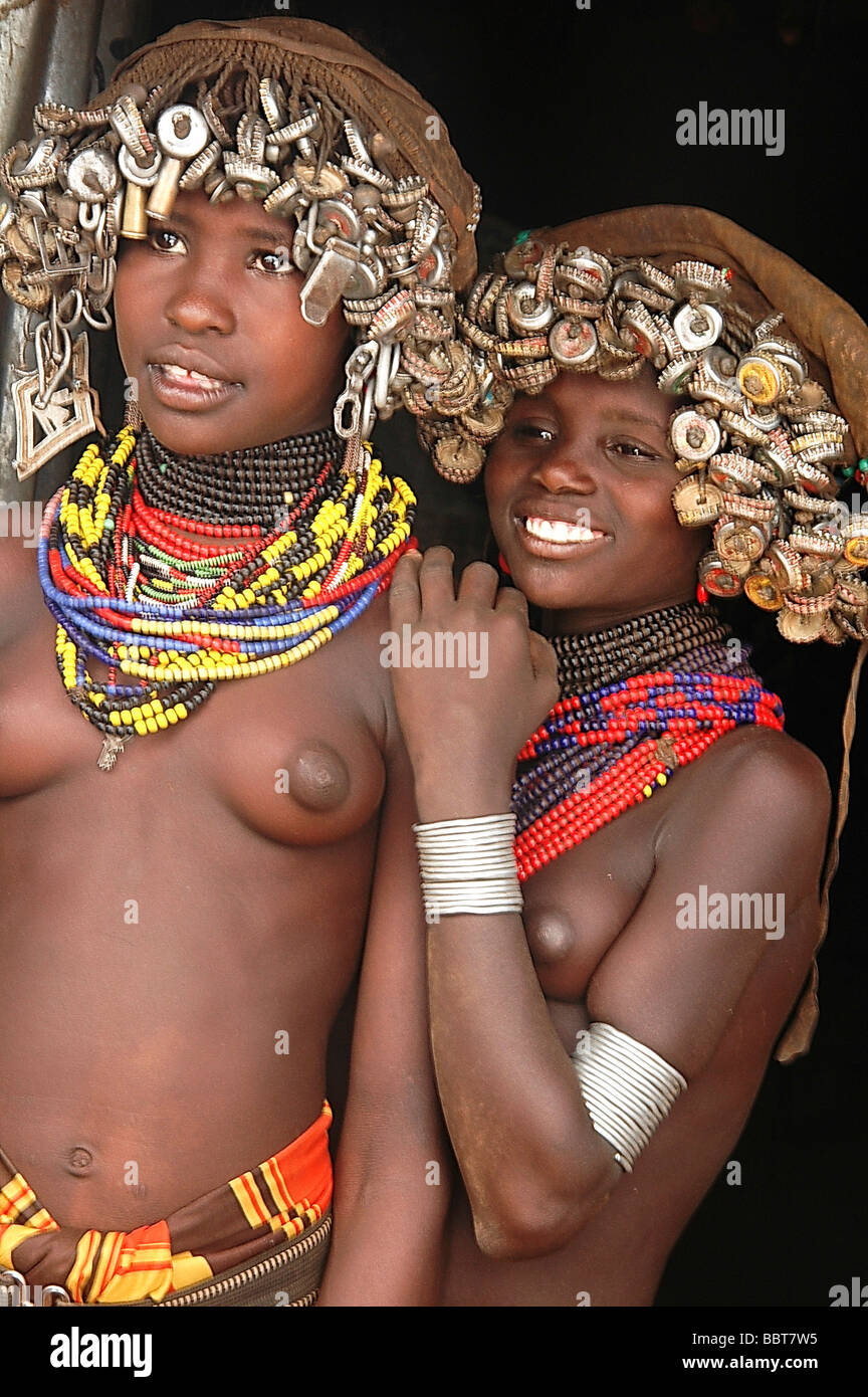Africa Etiopia Valle dell'Omo due giovani Daasanach tribù ragazze Foto Stock