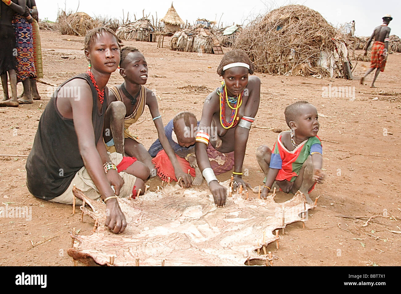 Africa Etiopia Valle dell'Omo indurimento Daasanach cuoio tribù Foto Stock
