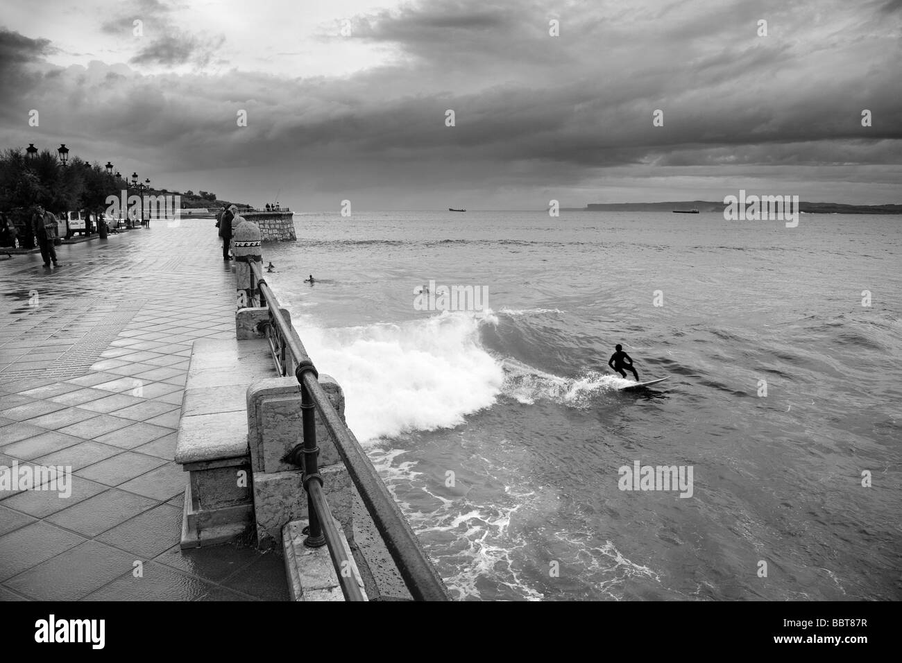 Surf en la Playa del Sardinero Santander Cantabria España surf in spiaggia di El Sardinero Santander Cantabria Spagna Foto Stock