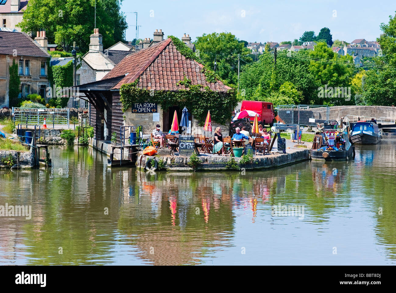 Sala da tè catering per i vacanzieri accanto al Kennet and Avon canal in Bradford on Avon Regno Unito Foto Stock