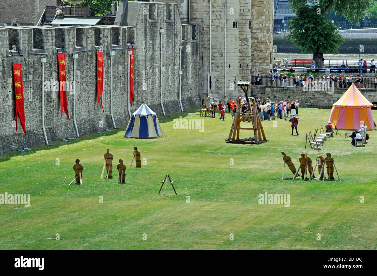 Torre di Londra estate le attività turistiche sotto le mura Fiume Tamigi oltre Foto Stock