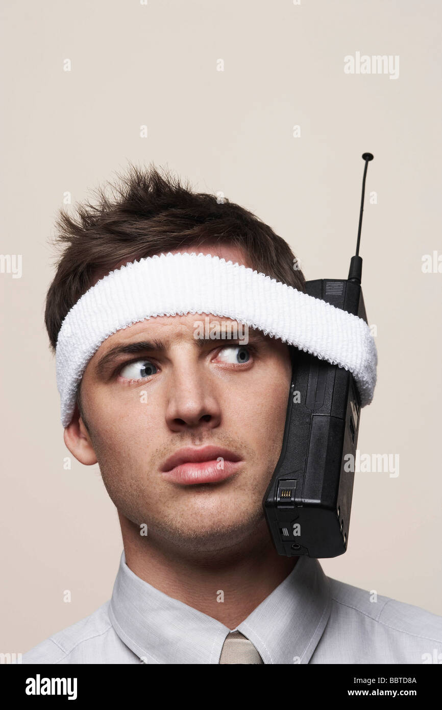 Giovane uomo con il retro del telefono mobile Foto Stock