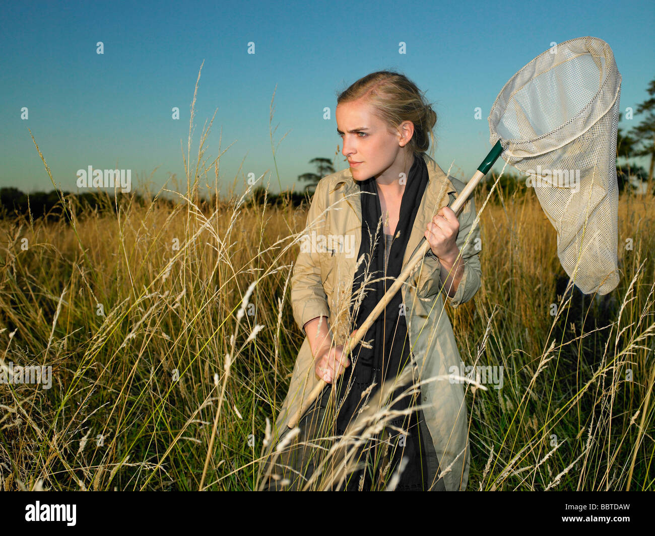 Donna con butterfly net Foto Stock