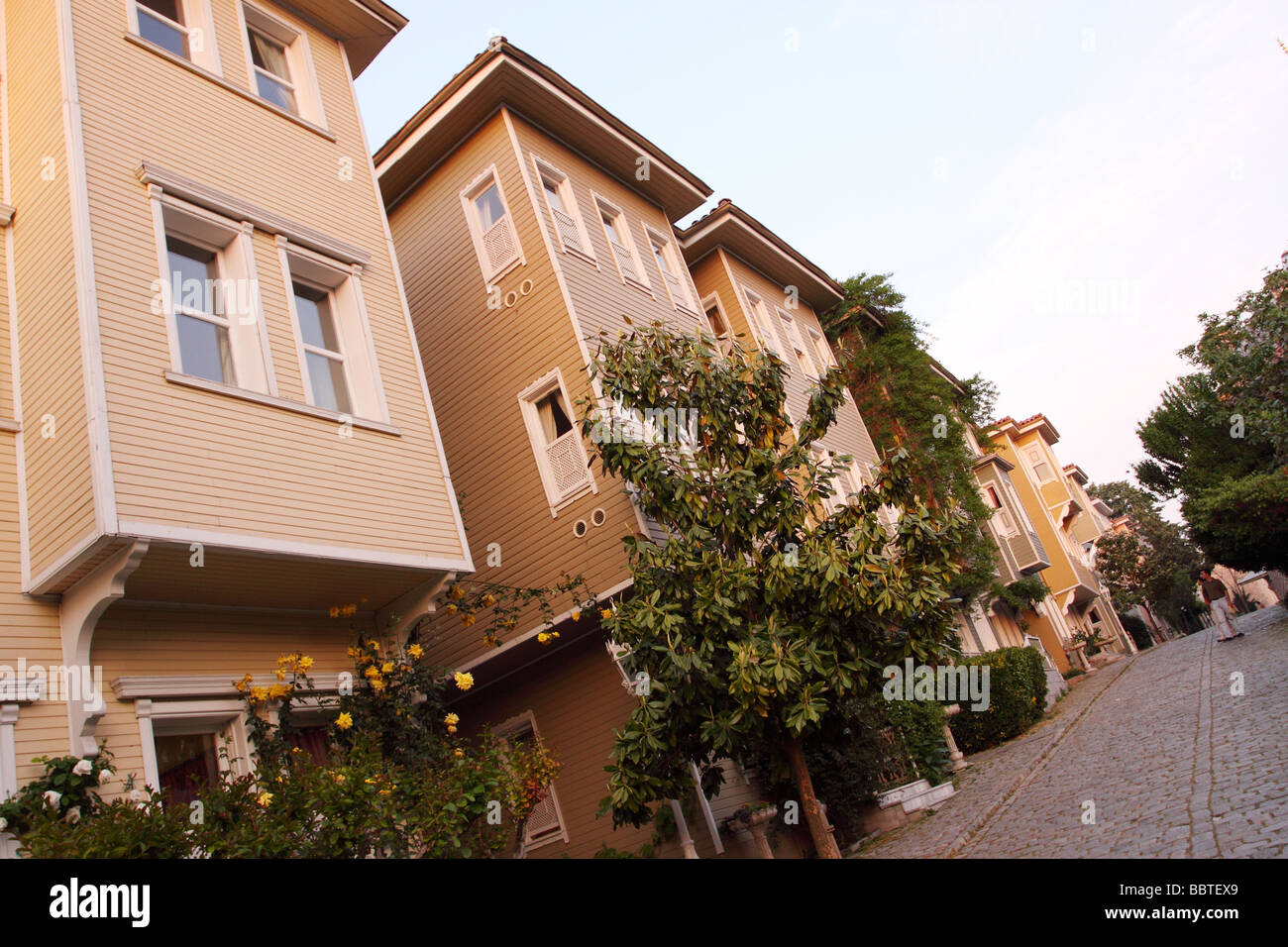 Istanbul Turchia in legno elegante ex case mercantili lungo Sogukcesme Sokagi street nella zona di Sultanahmet al tramonto Foto Stock