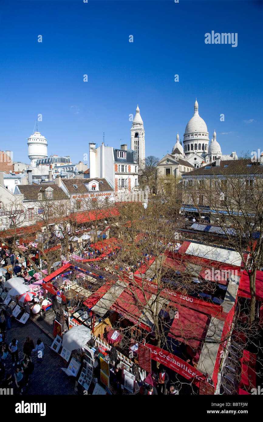 Vista della Place du Tertre e il Sacre Coeur di Montmartre Parigi Francia. Preso da una casa privata e così una vista unica Foto Stock
