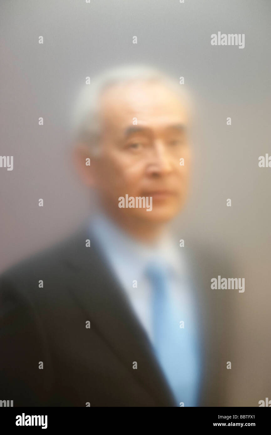 Senior uomo dietro lo schermo smerigliato Foto Stock