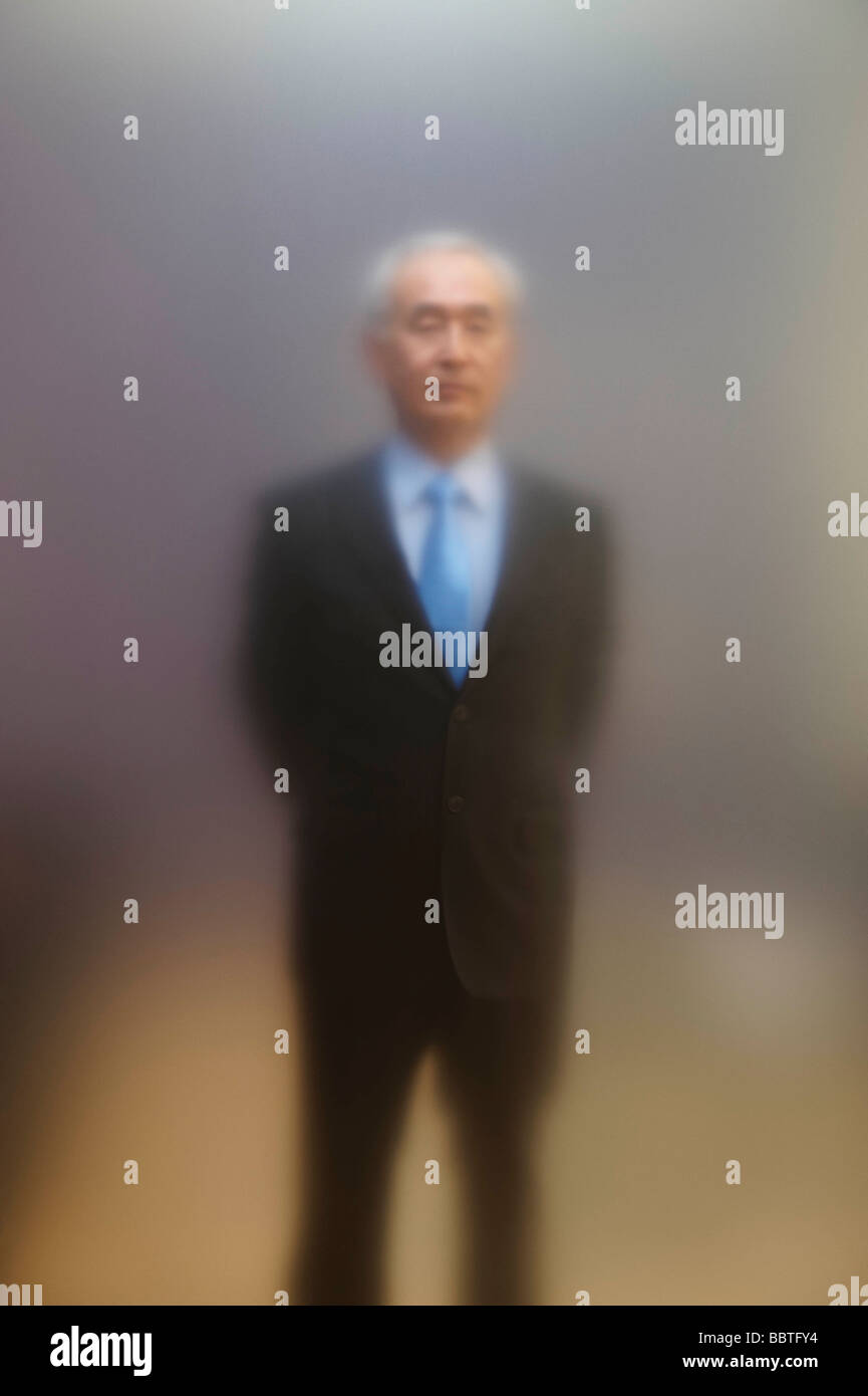 Senior uomo dietro lo schermo smerigliato Foto Stock