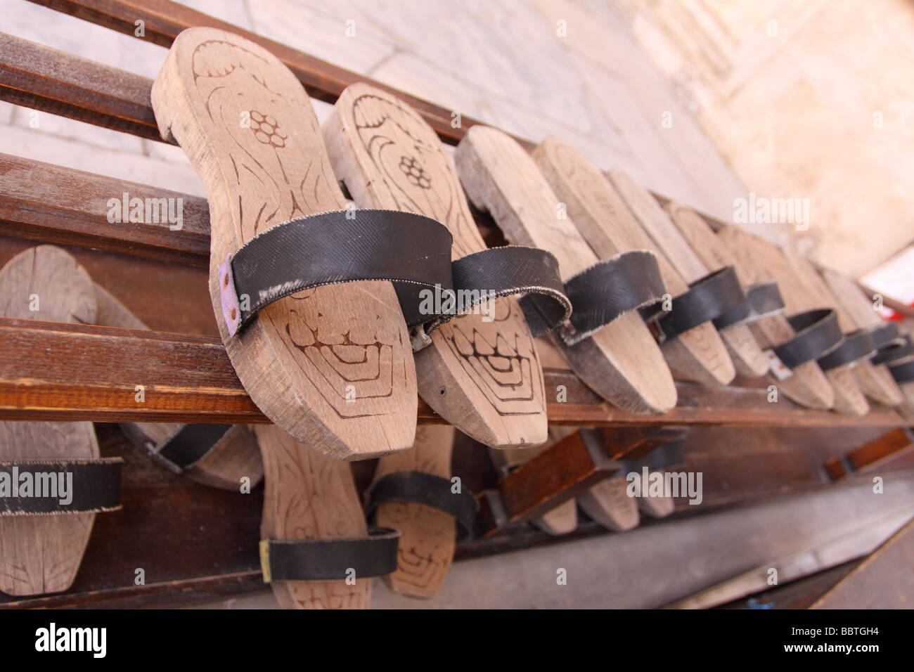 Istanbul Turchia sandels in legno fuori l'ingresso ad una moschea Foto Stock