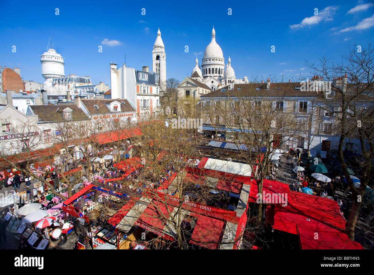 Vista della Place du Tertre e il Sacre Coeur di Montmartre Parigi Francia. Preso da una casa privata e così una vista unica Foto Stock