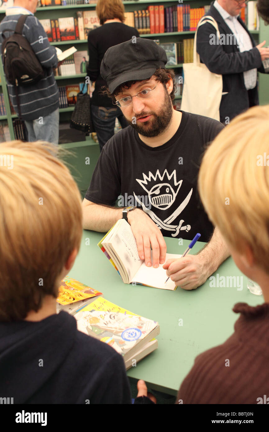 Andy Stanton autore del libro per bambini serie Mr Gum in un libro firma sessione presso la Hay Festival Maggio 2009 Foto Stock
