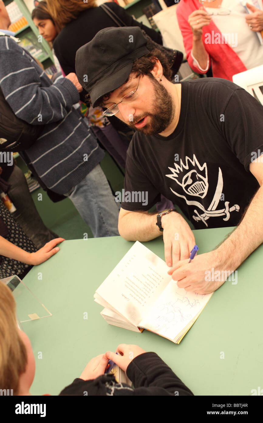 Andy Stanton autore del libro per bambini serie Mr Gum in un libro firma sessione presso la Hay Festival Maggio 2009 Foto Stock