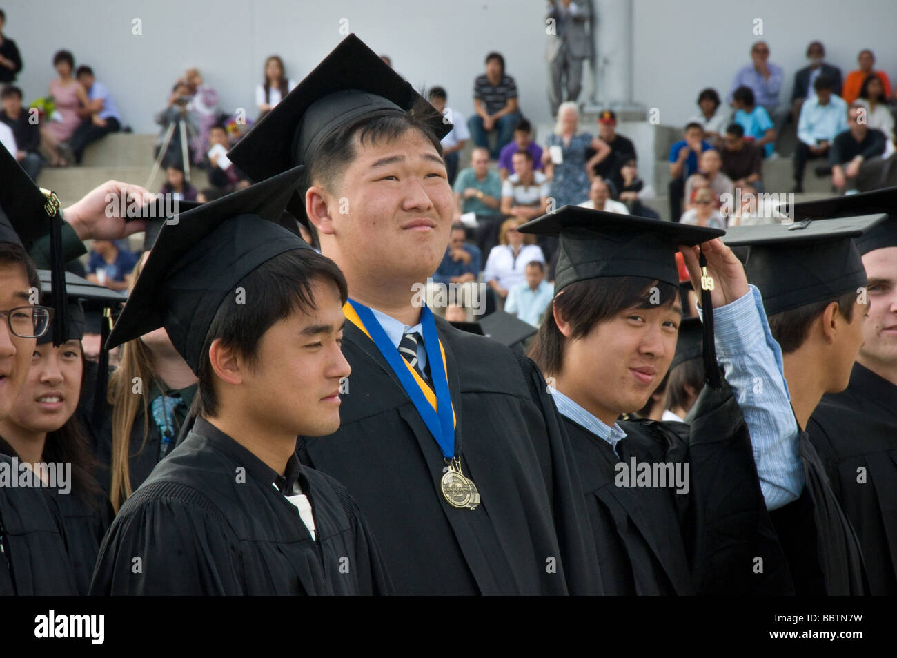 Diploma di scuola superiore grad asian adolescente americano teen Foto Stock