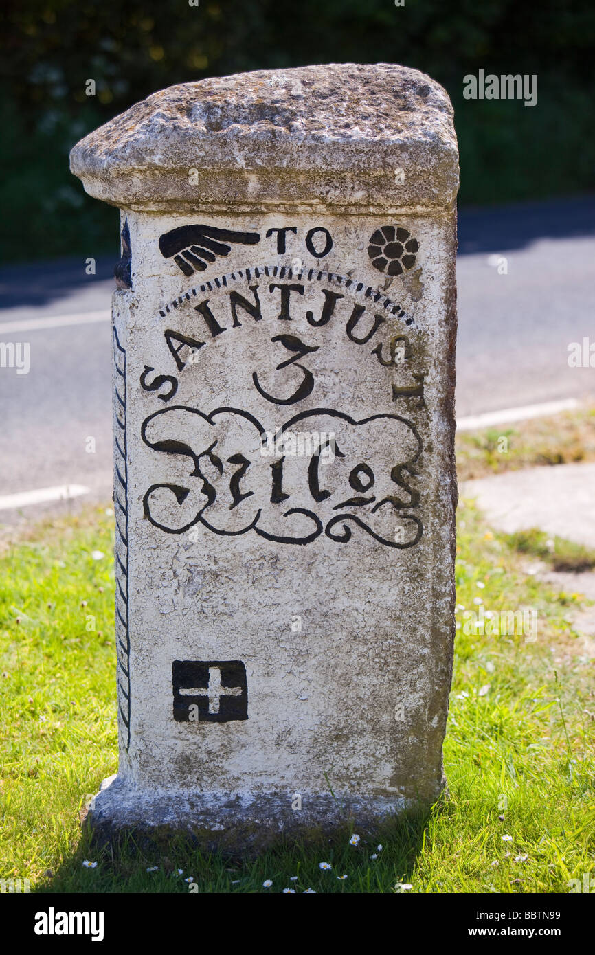 Un vecchio stone road sign in Crows un Wra in Cornwall Regno Unito Foto Stock