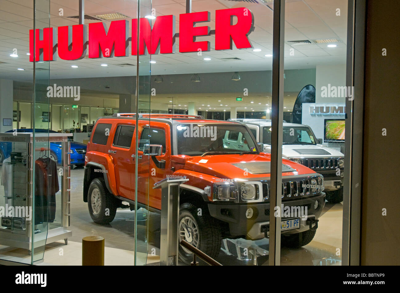 Modello civile arancione Hummer in showroom Foto Stock