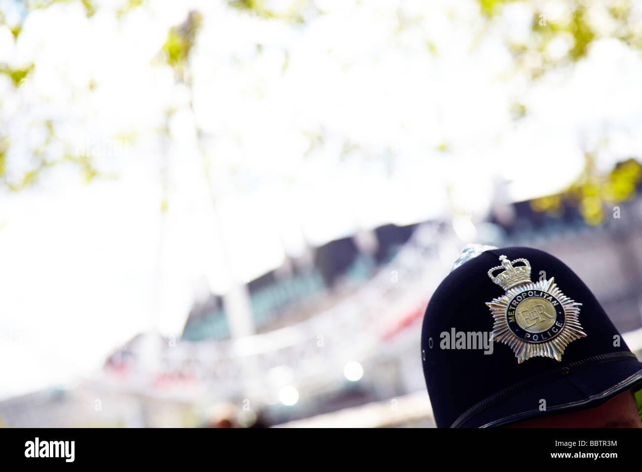 Poliziotto del casco, London Eye Foto Stock