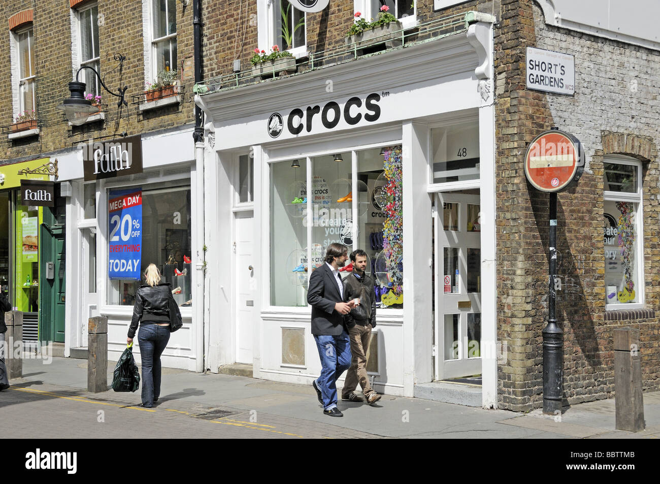 Crocs negozio di calzature Neal Street Covent Garden Londra Inghilterra REGNO UNITO Foto Stock