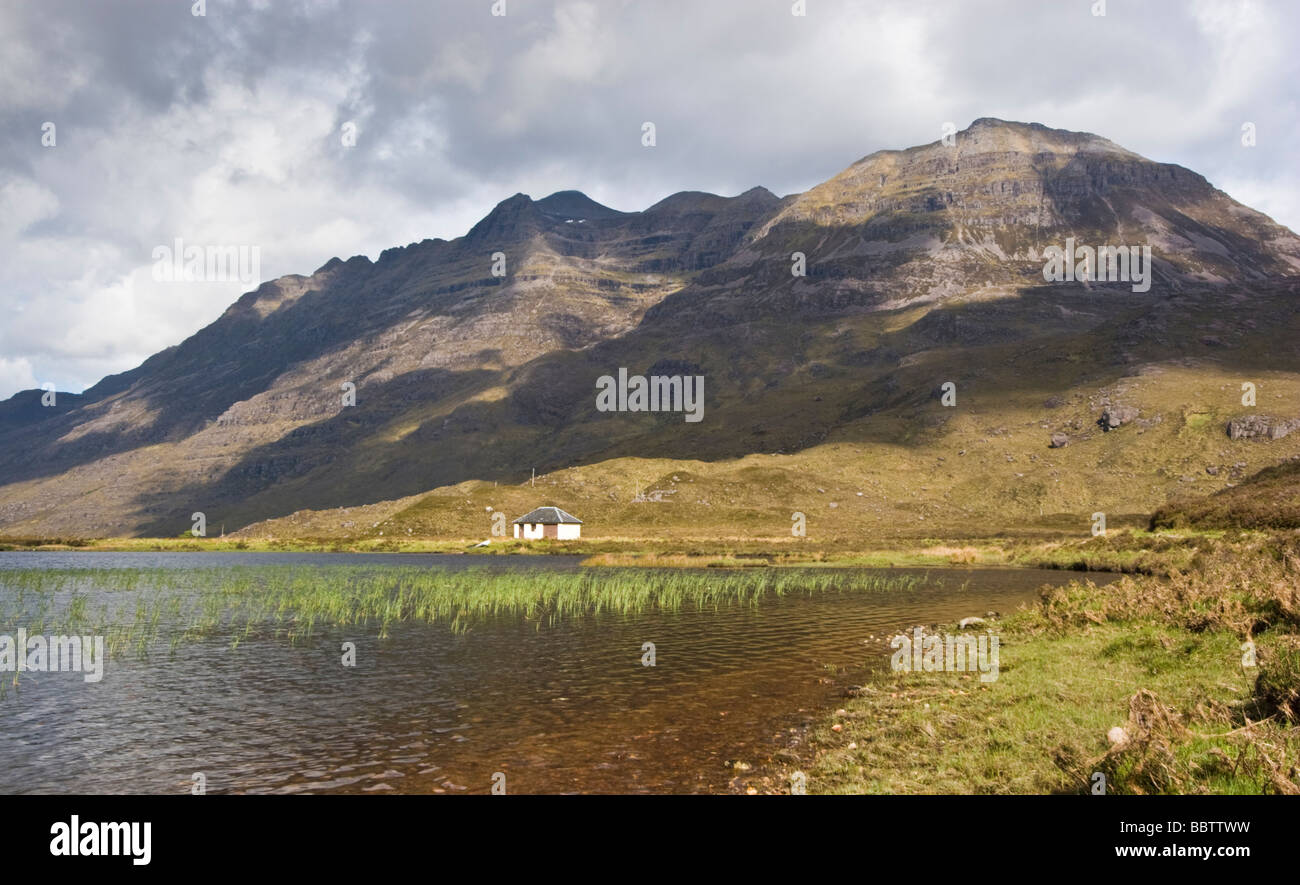 Capanna di pesca sul Lochan un Lasgair, Torridon, con Liathach dietro Foto Stock
