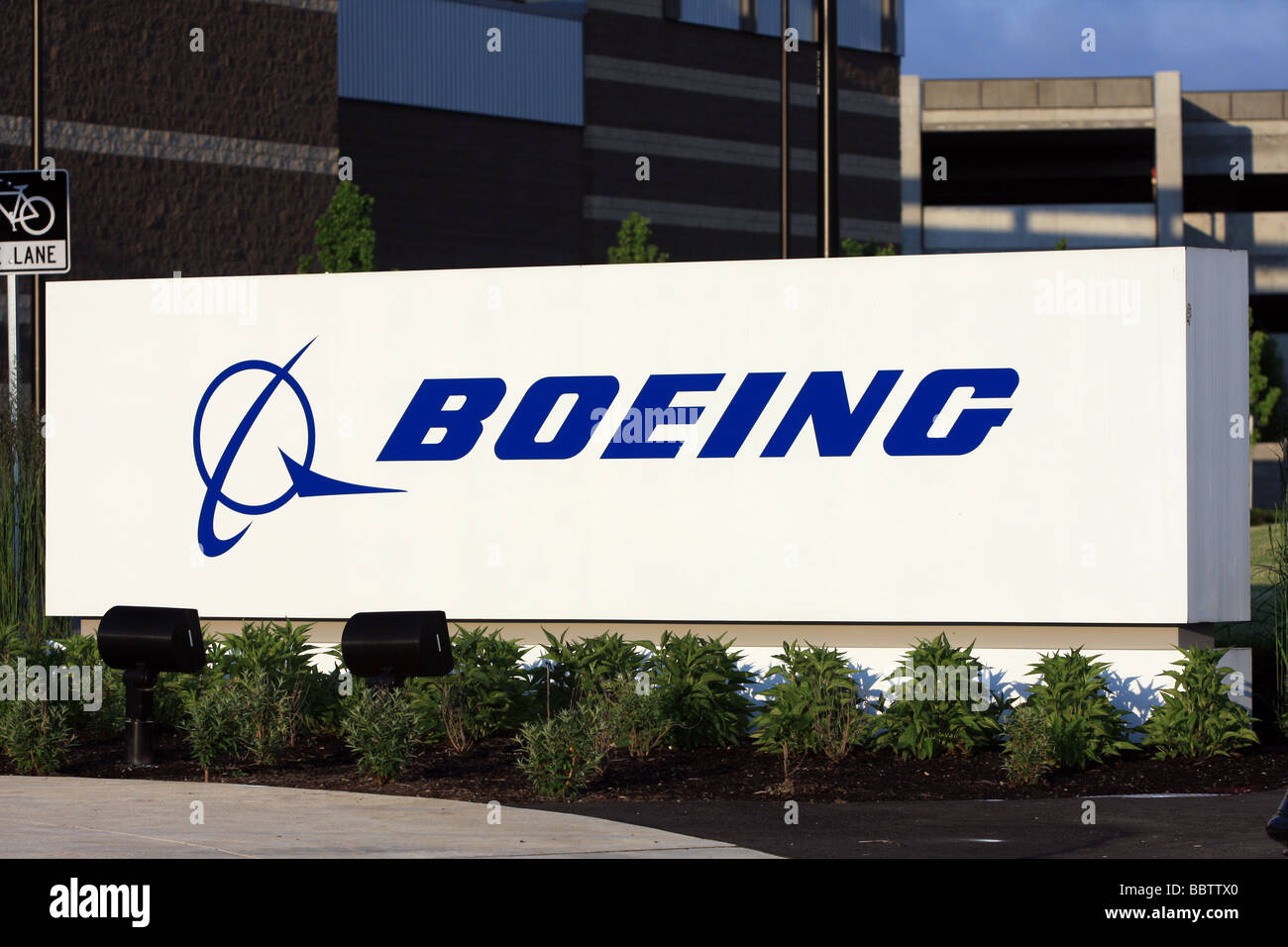Il logo aziendale di The Boeing Company su un cartello d'ingresso alla loro Renton, Washington, struttura. Foto Stock