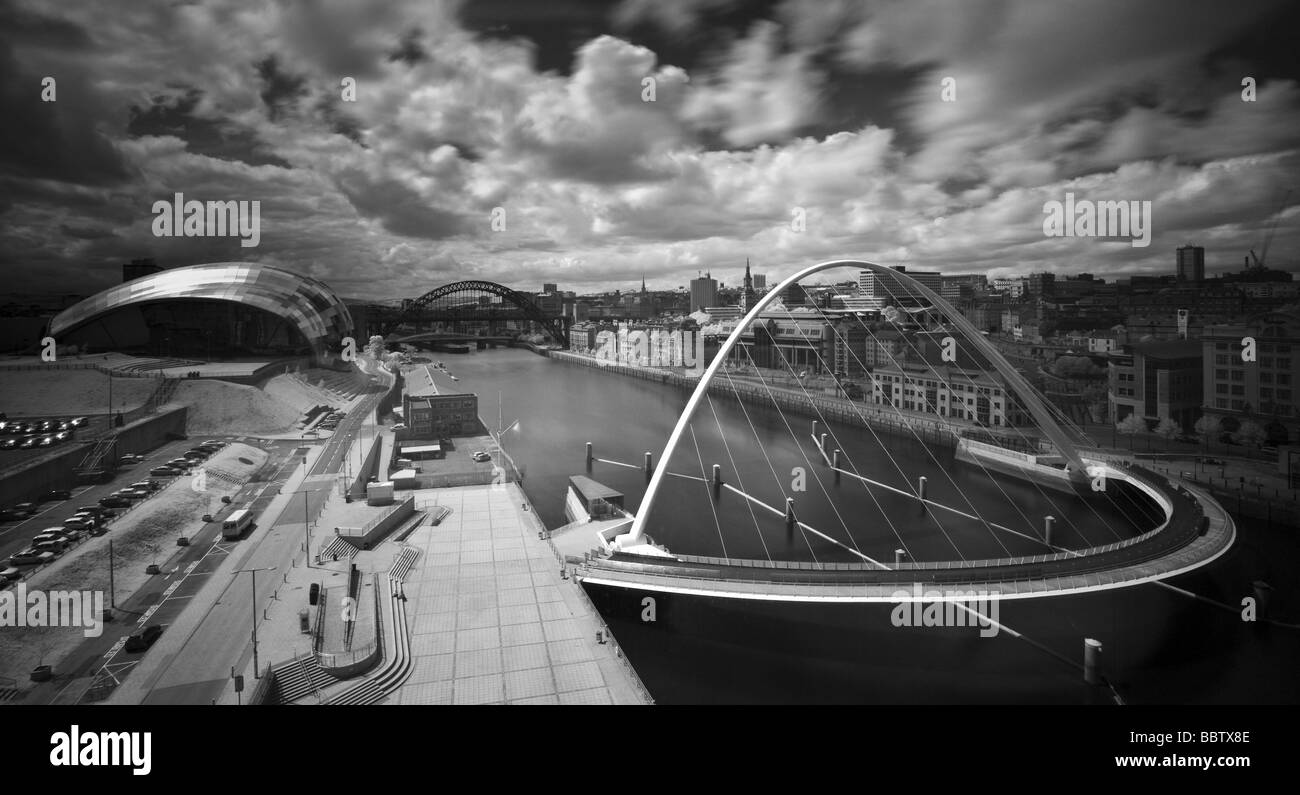 Inghilterra, Tyne and Wear, Newcastle Upon Tyne. Il Gateshead Millennium Bridge, salvia, Tyne Bridge e il Gateshead Quayside. Foto Stock