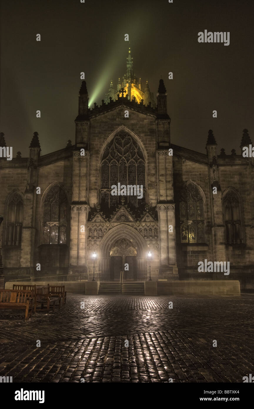 La Cattedrale di St Giles sul Royal Mile di Edimburgo per una notte di nebbia Foto Stock