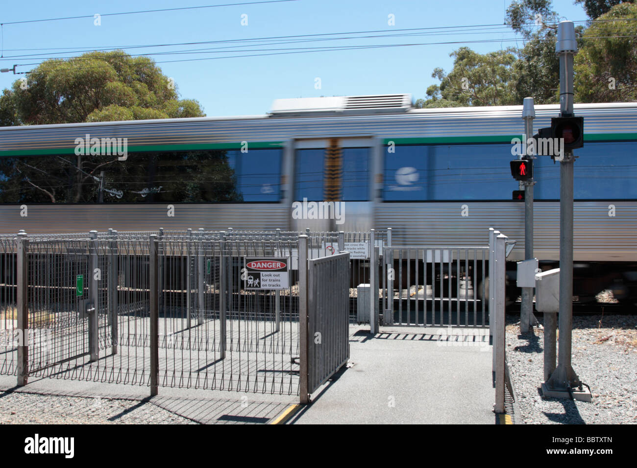 Treno in attraversamento pedonale punto in Guildford Australia Occidentale Foto Stock