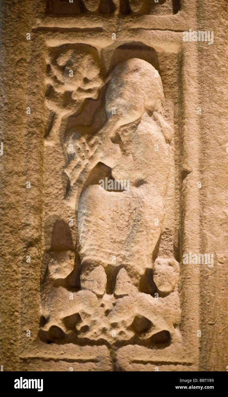 Lettore di canna fumaria sollievo. Lettore di flauto -- dettaglio dalla croce delle Scritture. Clonmacnoise, Offaly, Irlanda Foto Stock