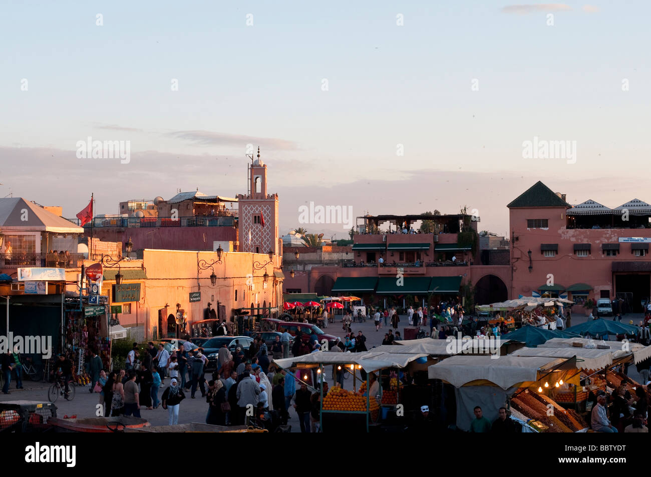 La Djemaa el Fna a Marrakech di notte. La piazza è piena di bancarelle di cibo e posti in cui mangiare. Foto Stock