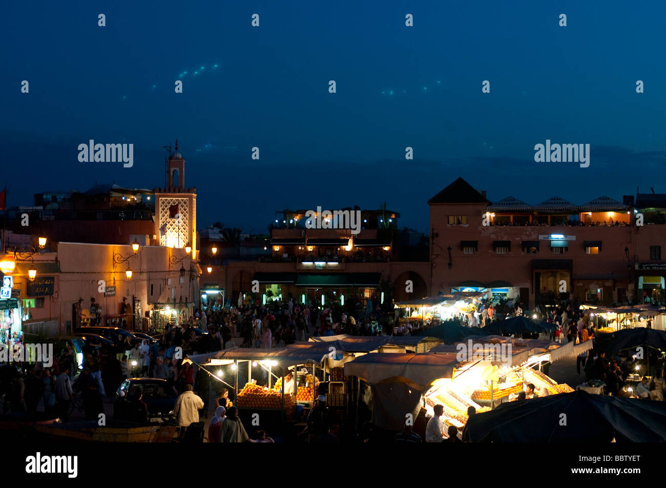 La Djemaa el Fna a Marrakech di notte. La piazza è piena di bancarelle di cibo e posti in cui mangiare. Foto Stock