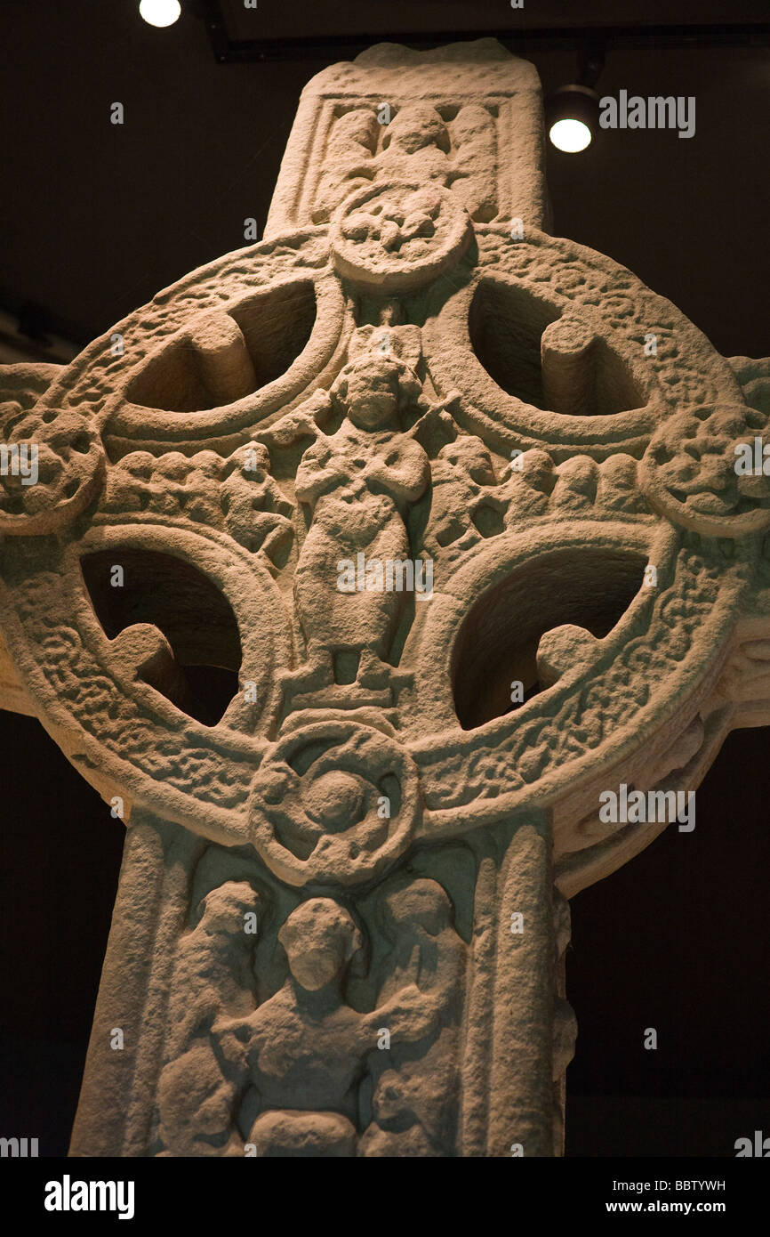 Fronte Orientale della croce delle scritture a Clonmacnoise verticale. Intricati intarsi dettaglio dalla croce delle Scritture Foto Stock